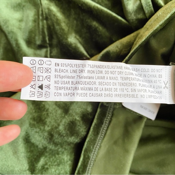 🎄 FOREVER 21 CHRISTMAS GREEN VELVET MINI DRESS! - Picture 12 of 12